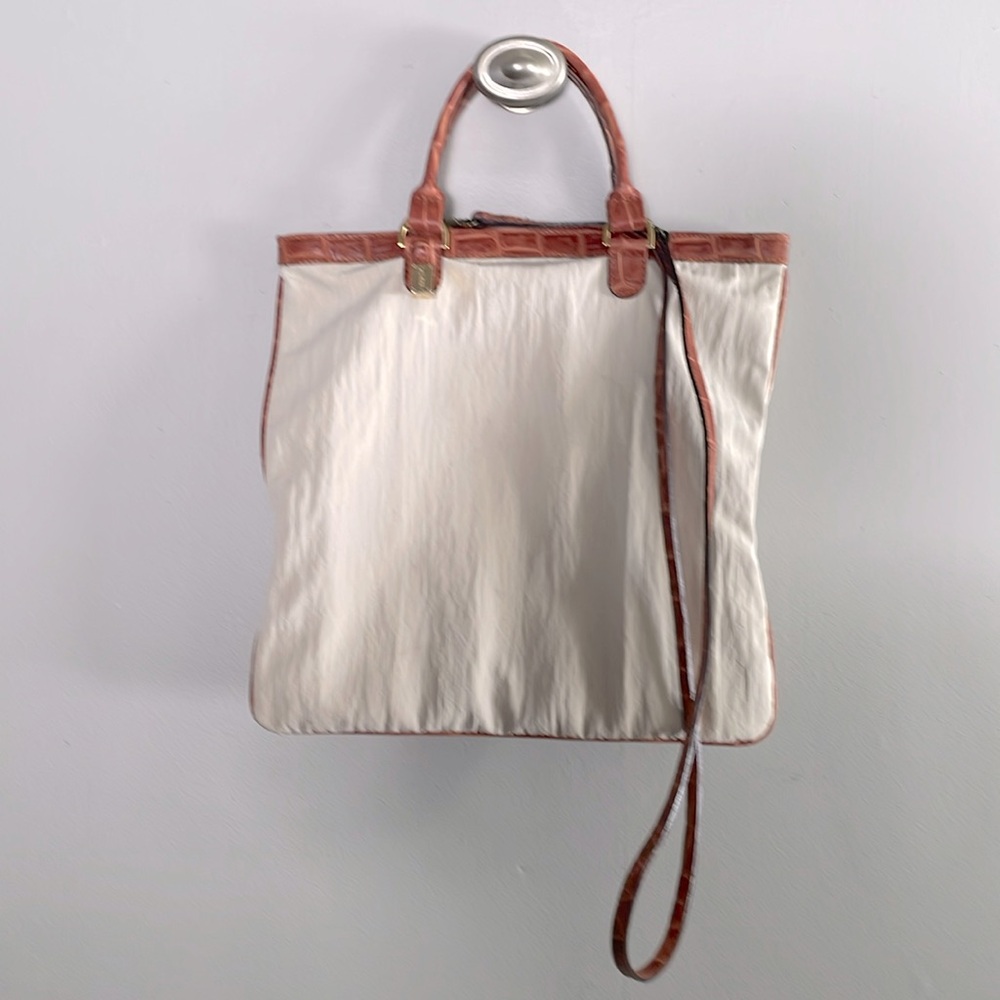 Brit’s travel hand bag
